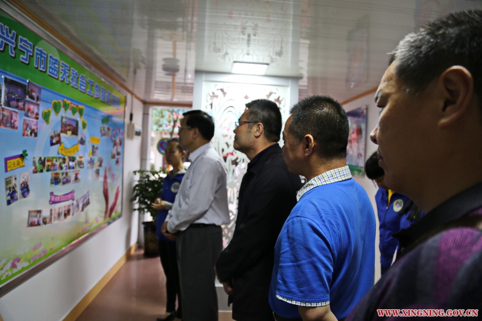 罗局长观看蓝天社会工作服务中心活动剪影.jpg