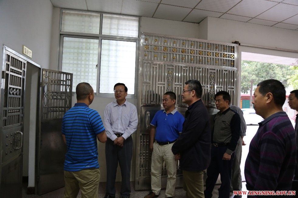 罗局长听取救助站负责汇报.jpg
