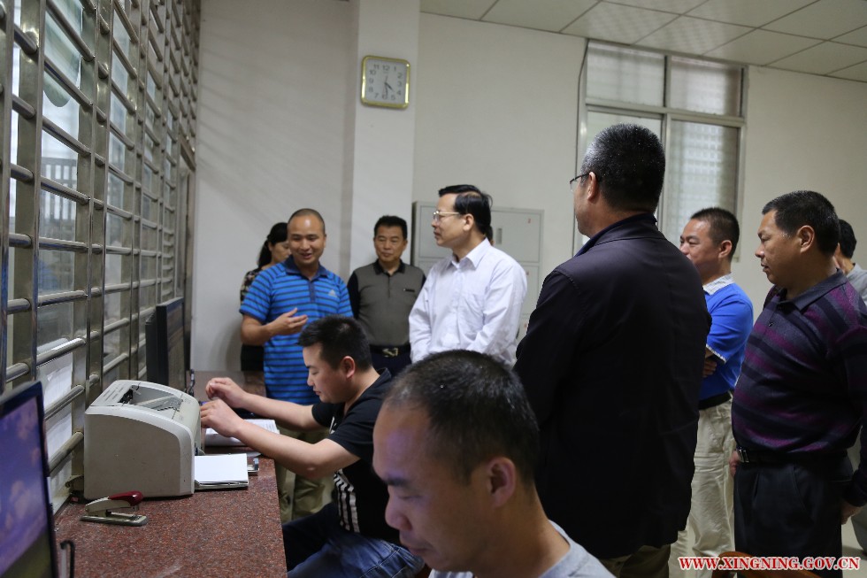 罗局长到救助站调研指导.jpg