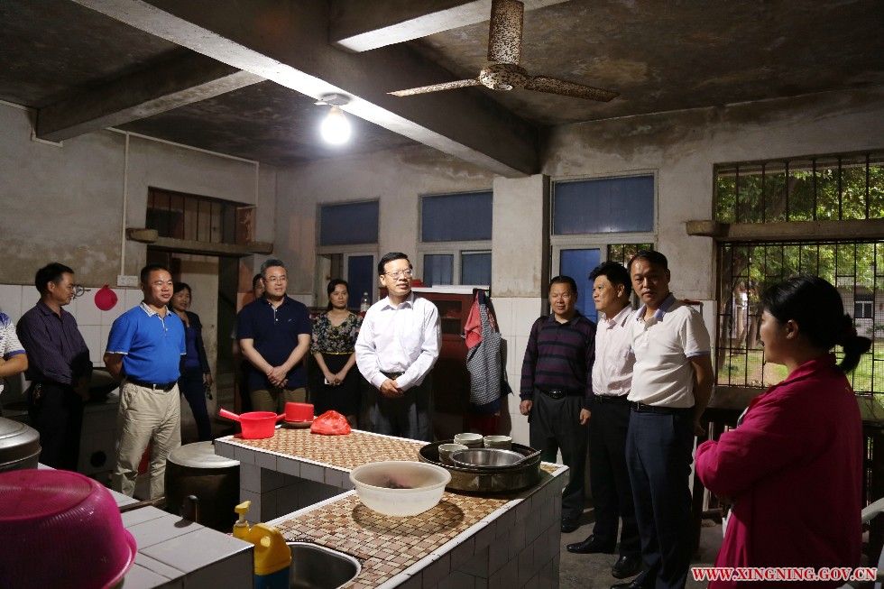 罗局长到宁新敬老院厨房检查指导食品安全卫生工作.jpg