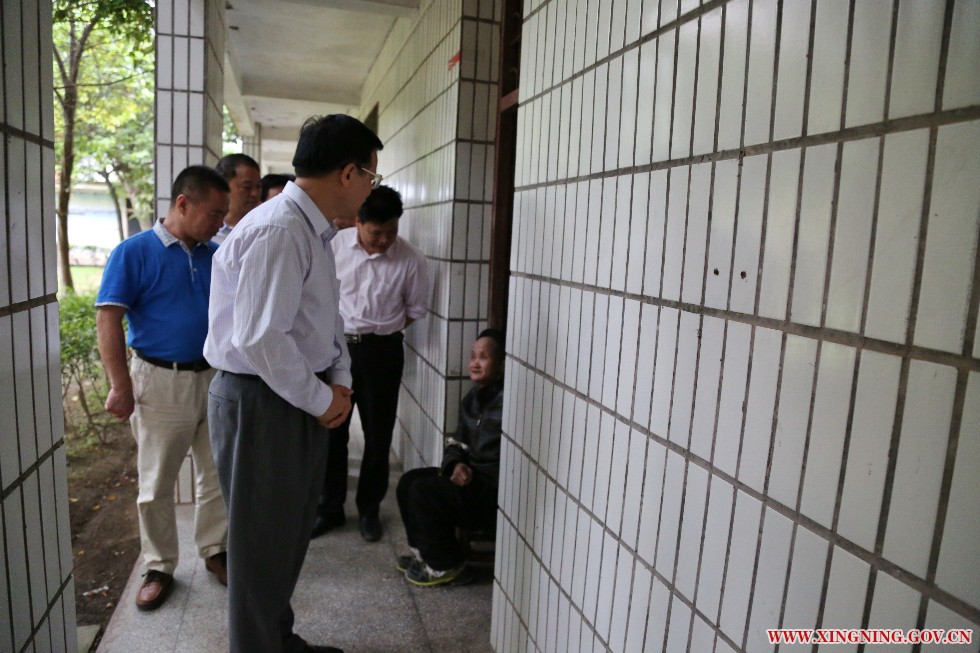 罗局长与院民亲切交谈.jpg