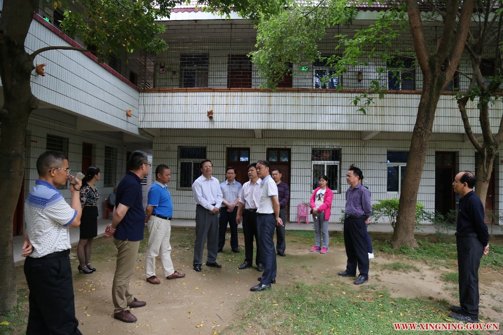 罗局长在宁新敬老院听取宁新街道工委书记的工作汇报.jpg