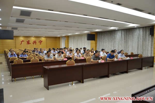 兴宁市工商和质监局组织参加全国全面推进“多证合一”改革电视电话视频会议2.JPG