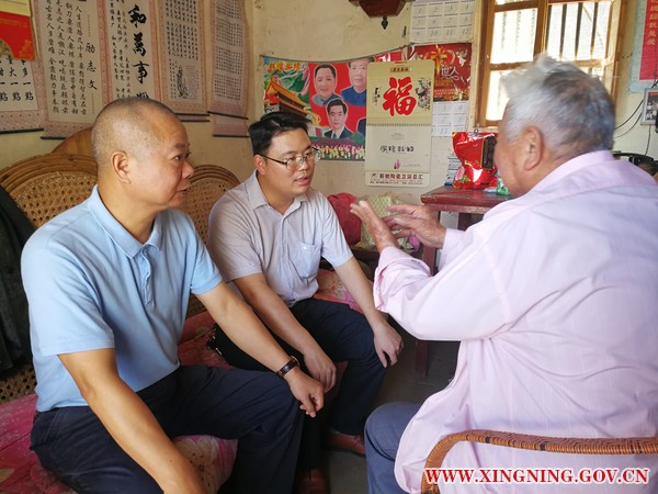 建党节前慰问活动2.jpg