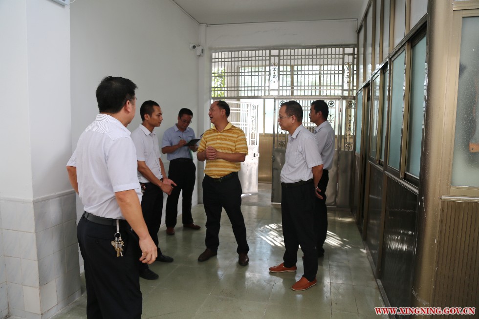 何群标局长到火化车间了解设备、工作流程及需注意的有关事项。.jpg