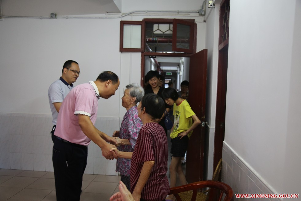 何群标局长与老人亲切交谈.jpg