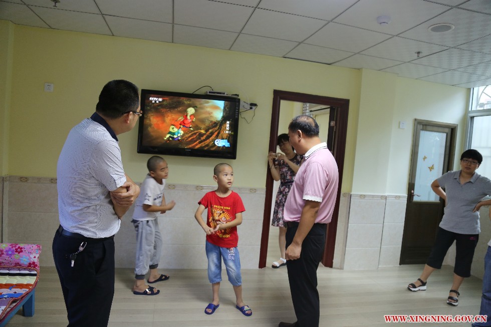 何群标局长了解孤儿弃婴的生活学习情况.jpg