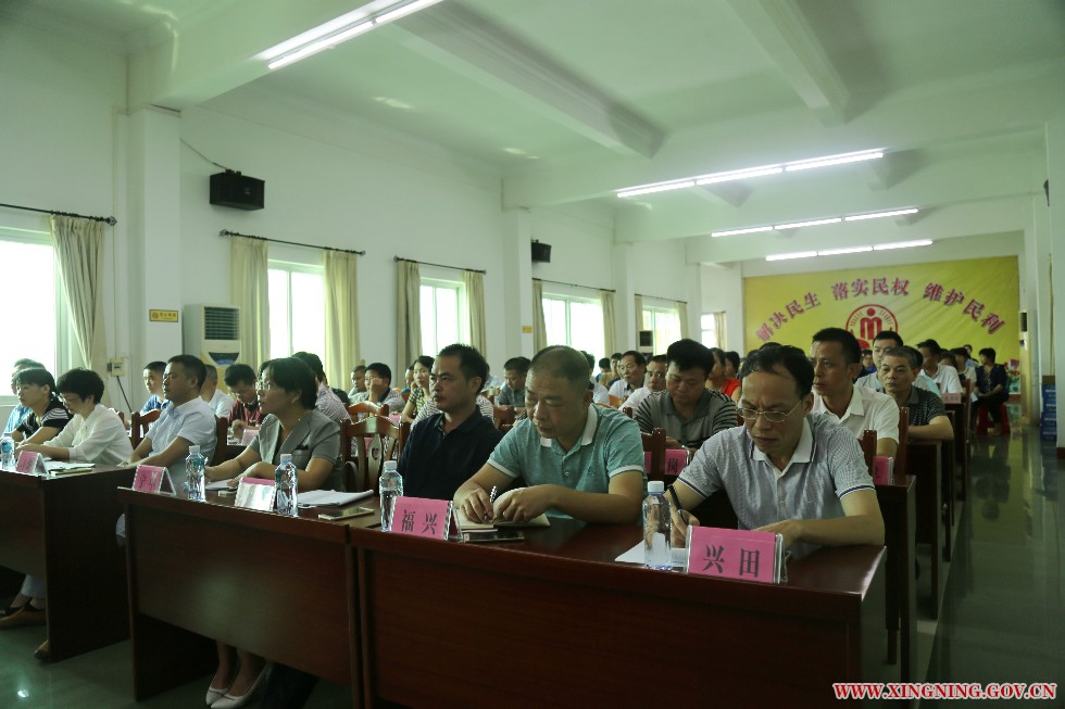 参会人员一边聚精会神听讲,一边埋头认真记笔记.jpg
