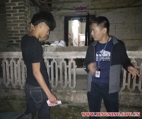 民警曾俊杰从身上拿出200元塞给王某清的儿子内网用.jpg