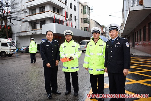 2018.02.21交警执勤和送奖上门内网用01.jpg