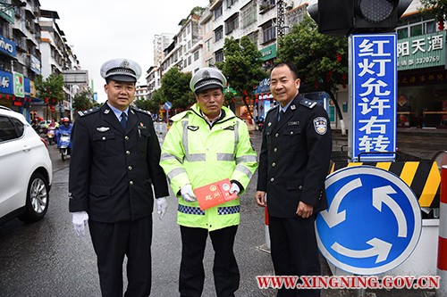 2018.02.21交警执勤和送奖上门内网用06.jpg