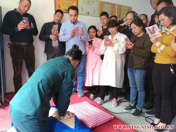 谢丽梅护士在演示心肺复苏技能操作.jpg