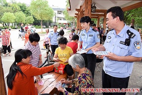 5.10民警在加强巡逻的同时加大禁赌宣传力度内网用.jpg