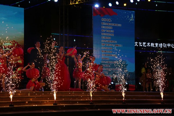 深圳市楚风艺术团表演《共筑中国梦》，礼花绽放，炫丽多彩。.jpg