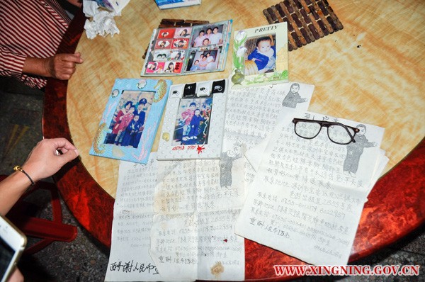 手写的寻人启事和保存完好无损的照片.jpg