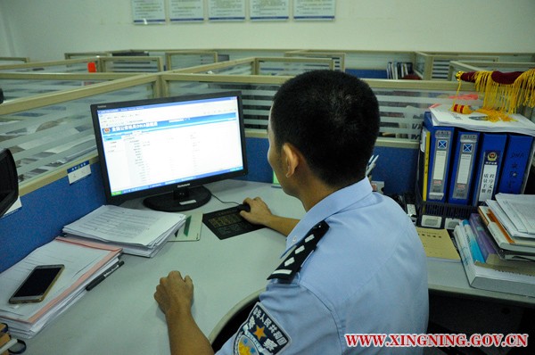 技术民警对浩瀚的DNA数据库进行手工比对.jpg
