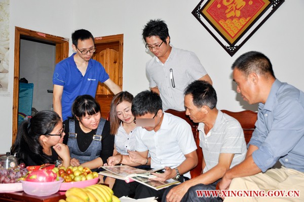 和家人一起翻看儿时照片.jpg