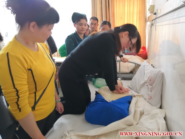 学员进行模拟心肺复苏训练.jpg