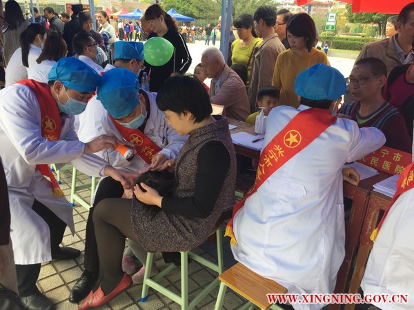 五官科副主任朱贵浩在现场为患儿清除耳耵.jpg