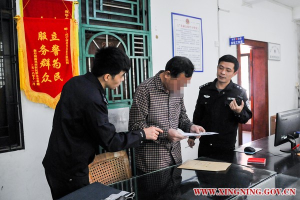 事主正在进行辨认.jpg