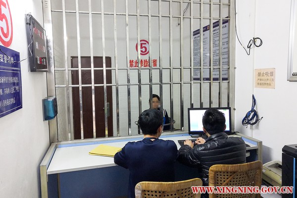 嫌疑人宋艳琼问话中.jpg