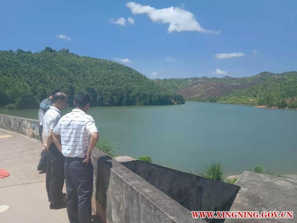 巡查水库.jpg