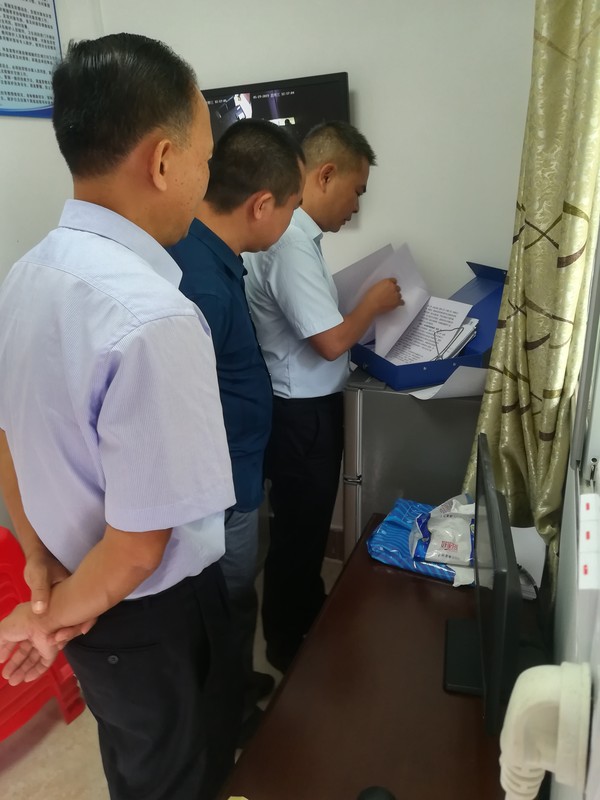 图为该市纪委常委、市监委委员到新陂镇调研时督导镇纪委办案室建设.JPG