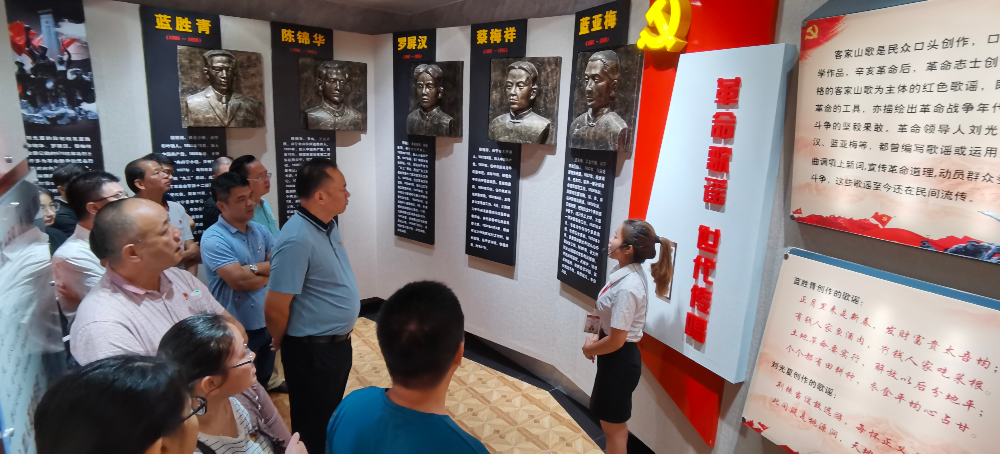 在刘光夏革命烈士纪念馆,光夏村村委讲解员带领城综党员干部参观,阅览
