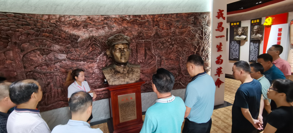 在刘光夏革命烈士纪念馆,光夏村村委讲解员带领城综党员干部参观,阅览
